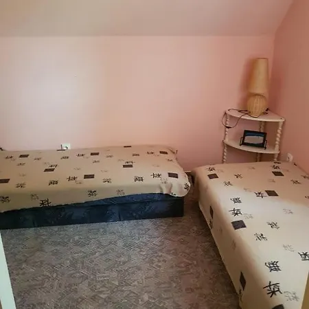 Toparti Vendeghaz - Lipot, Magyarorszag Szenafu Ueduelo-sor 7 Daire