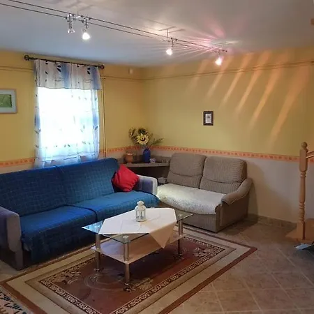 Toparti Vendeghaz - Lipot, Magyarorszag Szenafu Ueduelo-sor 7 * Lipót