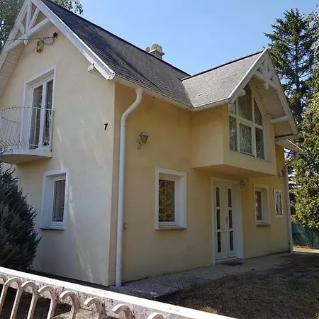 Toparti Vendeghaz - Lipot, Magyarorszag Szenafu Ueduelo-sor 7 * Lipót