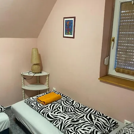 Toparti Vendeghaz - Lipot, Magyarorszag Szenafu Ueduelo-sor 7 * Lipót