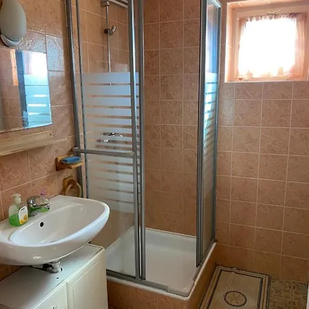 Daire Toparti Vendeghaz - Lipot, Magyarorszag Szenafu Ueduelo-sor 7 Lipót