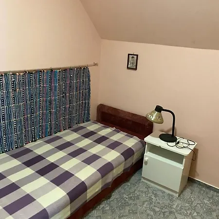 Toparti Vendeghaz - Lipot, Magyarorszag Szenafu Ueduelo-sor 7 * Lipót