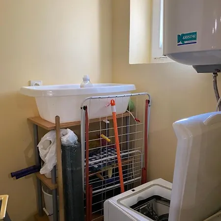 Toparti Vendeghaz - Lipot, Magyarorszag Szenafu Ueduelo-sor 7 Daire