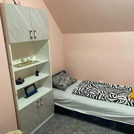 Daire Toparti Vendeghaz - Lipot, Magyarorszag Szenafu Ueduelo-sor 7 Lipót