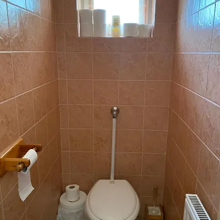 Toparti Vendeghaz - Lipot, Magyarorszag Szenafu Ueduelo-sor 7 * Lipót