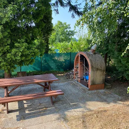 Toparti Vendeghaz - Lipot, Magyarorszag Szenafu Ueduelo-sor 7 Lipót