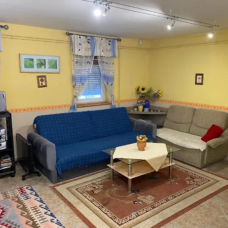 Toparti Vendeghaz - Lipot, Magyarorszag Szenafu Ueduelo-sor 7 * Lipót