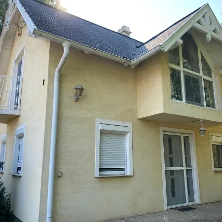 Toparti Vendeghaz - Lipot, Magyarorszag Szenafu Ueduelo-sor 7 * Lipót