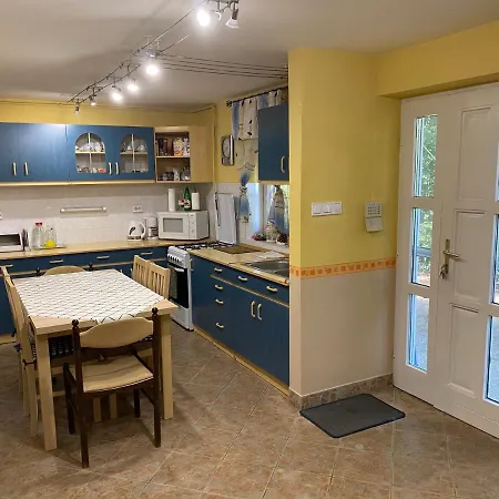 Toparti Vendeghaz - Lipot, Magyarorszag Szenafu Ueduelo-sor 7 Daire