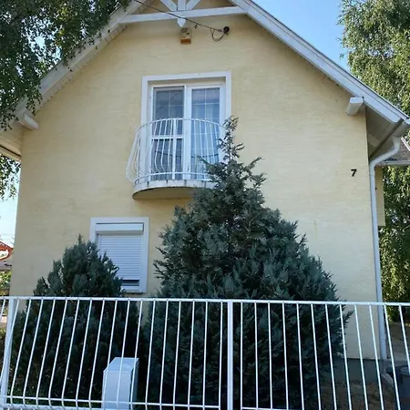 Toparti Vendeghaz - Lipot, Magyarorszag Szenafu Ueduelo-sor 7 Daire