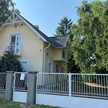 Toparti Vendeghaz - Lipot, Magyarorszag Szenafu Ueduelo-sor 7 Daire Lipót