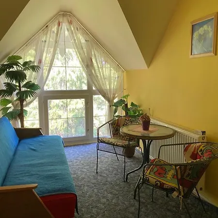 Toparti Vendeghaz - Lipot, Magyarorszag Szenafu Ueduelo-sor 7 Daire *